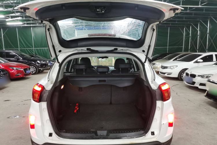 Used Bestune X80 2015 2.0L automatic luxury version Trunk