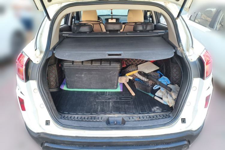 Used Bestune X80 2015 2.0L automatic luxury version Trunk