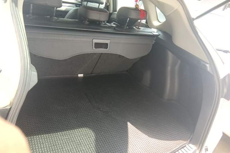 Used Bestune X80 2015 2.0L automatic luxury version Trunk