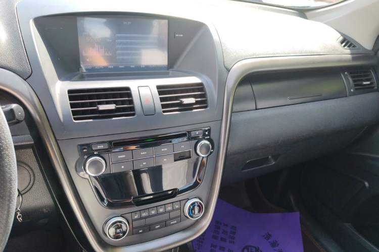 Used Bestune X80 2016 2.0L automatic Comfort trim level Audio And AC Panel
