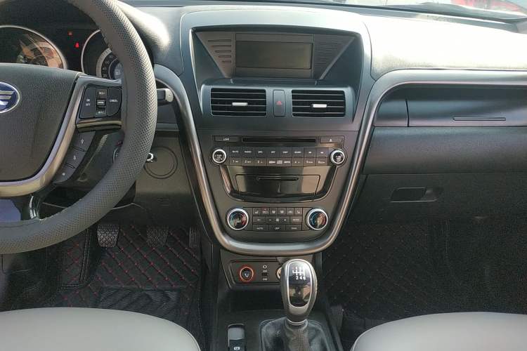 Used Bestune X80 2016 2.0L Manual Luxury Edition Audio And AC Panel