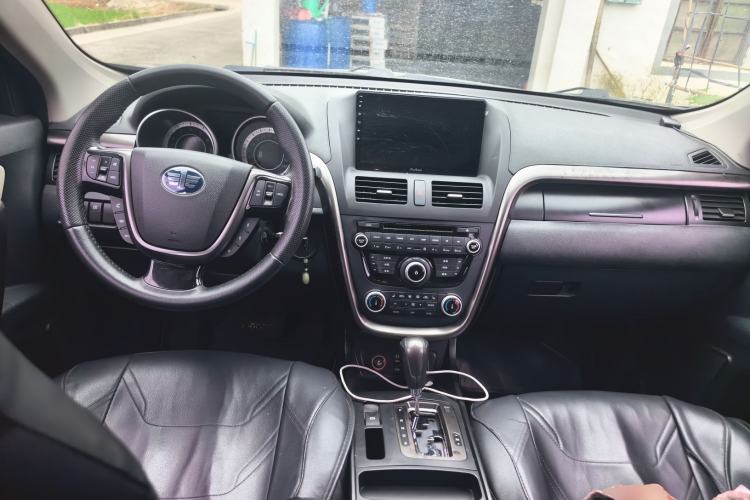 Used Bestune X80 2016 2.0L Automatic Luxury Model Center Console