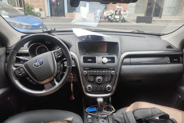 Used Bestune X80 2016 2.0L Automatic Luxury Model Center Console