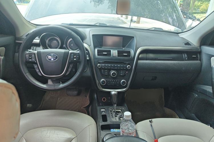 Used Bestune X80 2016 1.8T Automatic Luxury Model Center Console