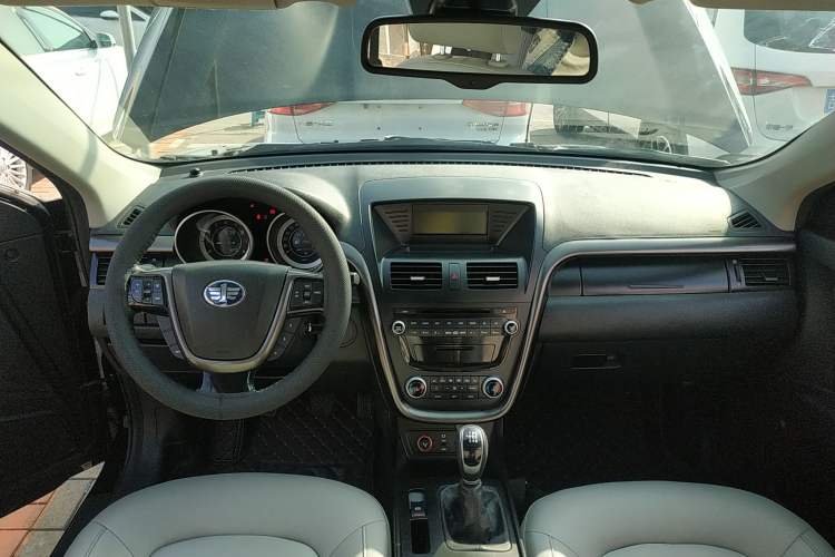 Used Bestune X80 2016 2.0L Manual Luxury Edition Center Console
