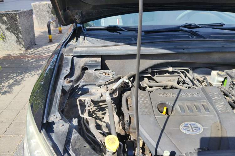 Used Bestune X80 2016 2.0L automatic Comfort trim level Engine Bay Right