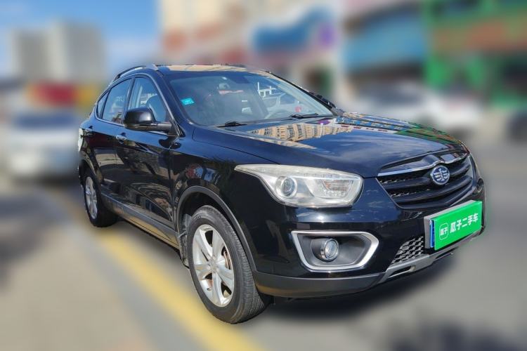 Used Bestune X80 2016 2.0L automatic Comfort trim level Front Right 45 Deg