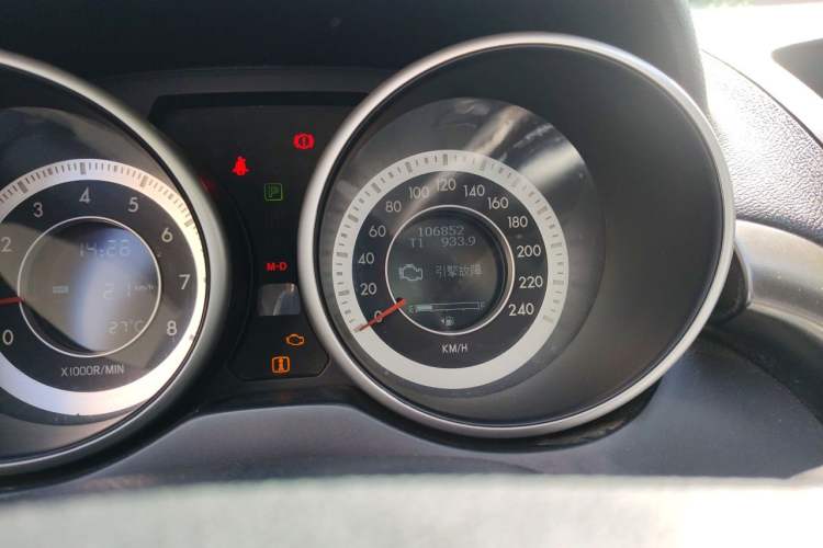 Used Bestune X80 2016 2.0L automatic Comfort trim level Odometer Close Up