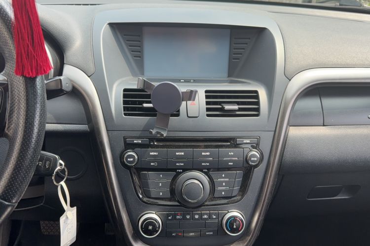 Used Bestune X80 2016 2.0L automatic Comfort trim level Audio And AC Panel