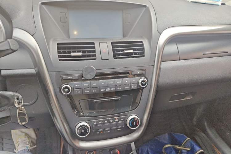 Used Bestune X80 2016 2.0L automatic Comfort trim level Audio And AC Panel