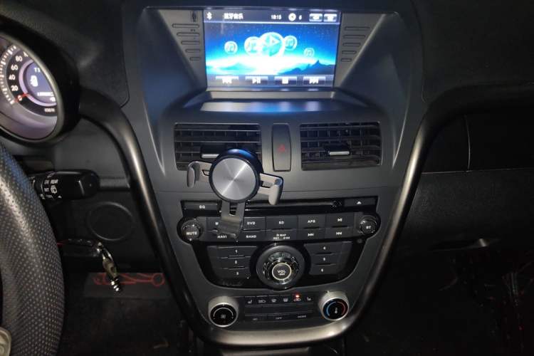 Used Bestune X80 2016 2.0L automatic Comfort trim level Audio And AC Panel