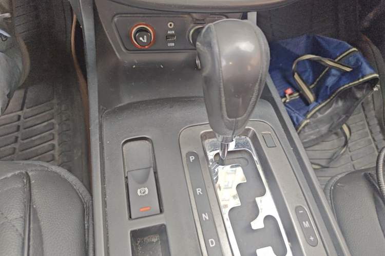 Used Bestune X80 2016 2.0L automatic Comfort trim level Gear Lever