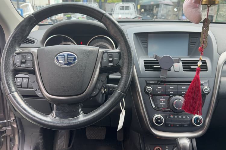 Used Bestune X80 2016 2.0L automatic Comfort trim level Interior 2