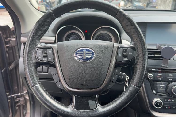 Used Bestune X80 2016 2.0L automatic Comfort trim level Interior 3