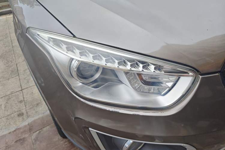 Used Bestune X80 2016 2.0L automatic Comfort trim level Right Front Headlight