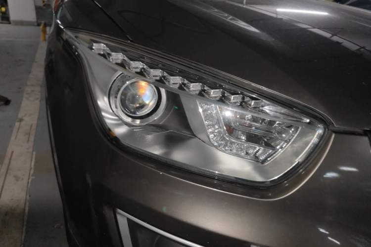 Used Bestune X80 2016 2.0L automatic Comfort trim level Right Front Headlight