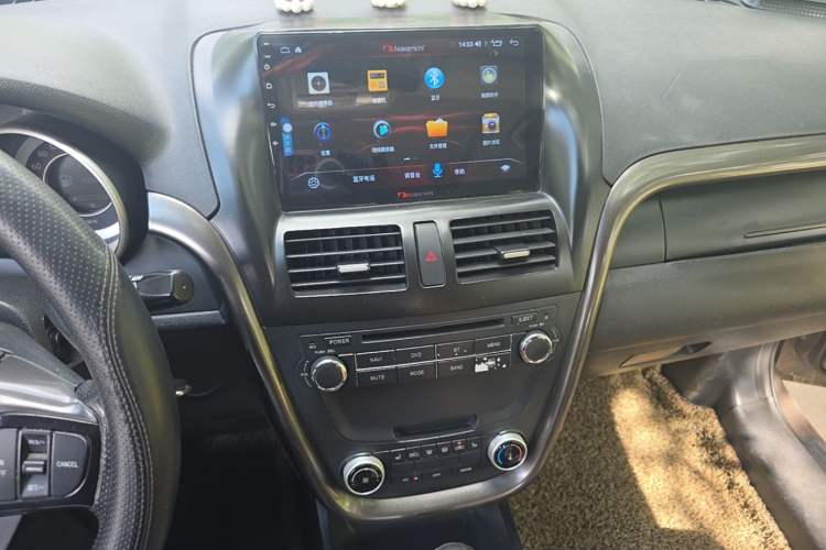 Used Bestune X80 2016 2.0L automatic Comfort trim level Audio And AC Panel