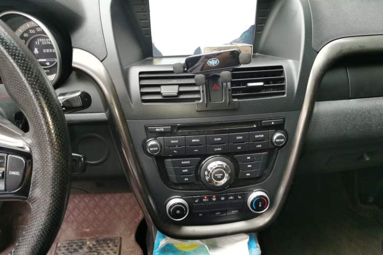 Used Bestune X80 2016 2.0L manual Comfort trim level Audio And AC Panel