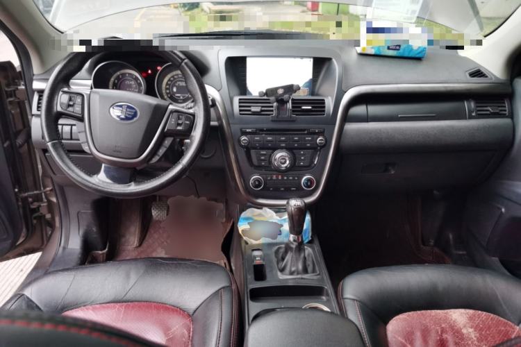 Used Bestune X80 2016 2.0L manual Comfort trim level Center Console