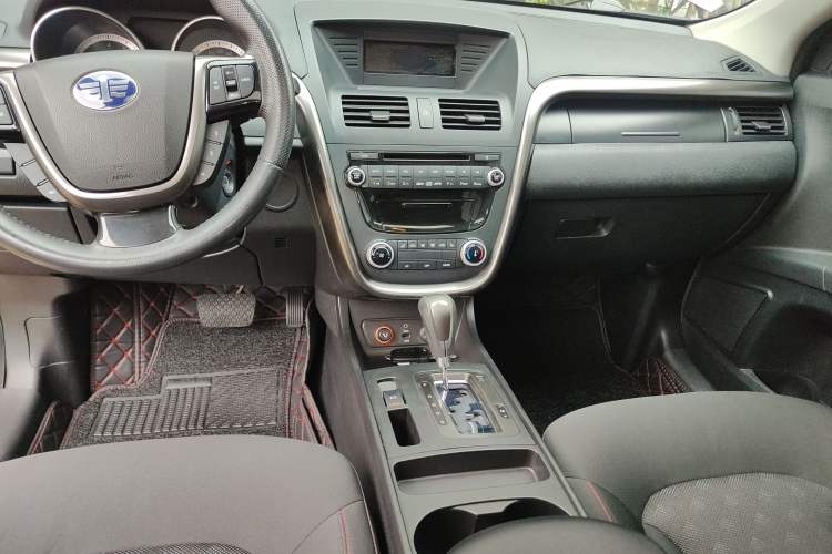 Used Bestune X80 2016 2.0L automatic Comfort trim level Audio And AC Panel