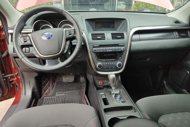 Used Bestune X80 2016 2.0L automatic Comfort trim level Center Console