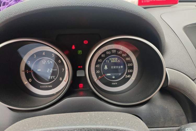 Used Bestune X80 2016 2.0L automatic Comfort trim level Odometer Close Up