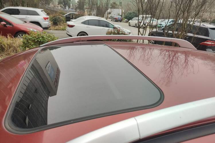 Used Bestune X80 2016 2.0L automatic Comfort trim level Roof