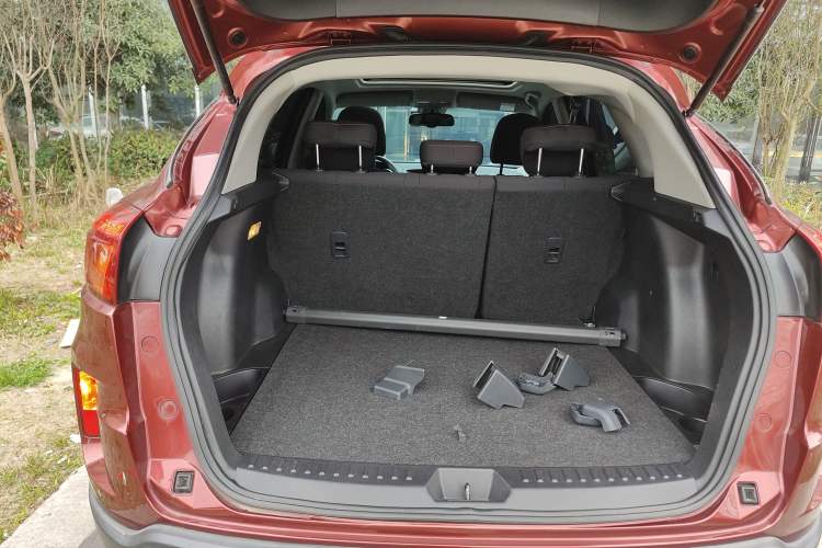 Used Bestune X80 2016 2.0L automatic Comfort trim level Trunk