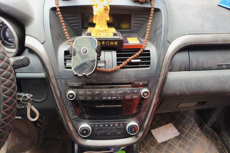 Used Bestune X80 2016 2.0L automatic Comfort trim level Audio And AC Panel