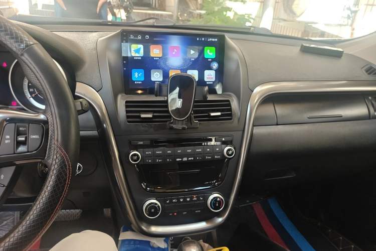 Used Bestune X80 2016 2.0L automatic Comfort trim level Audio And AC Panel