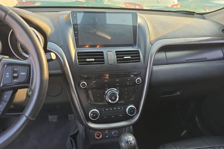 Used Bestune X80 2016 2.0L manual Comfort trim level Audio And AC Panel