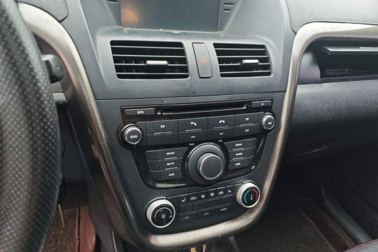 Used Bestune X80 2016 2.0L automatic Comfort trim level Audio And AC Panel