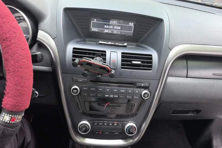 Used Bestune X80 2016 2.0L automatic Comfort trim level Audio And AC Panel