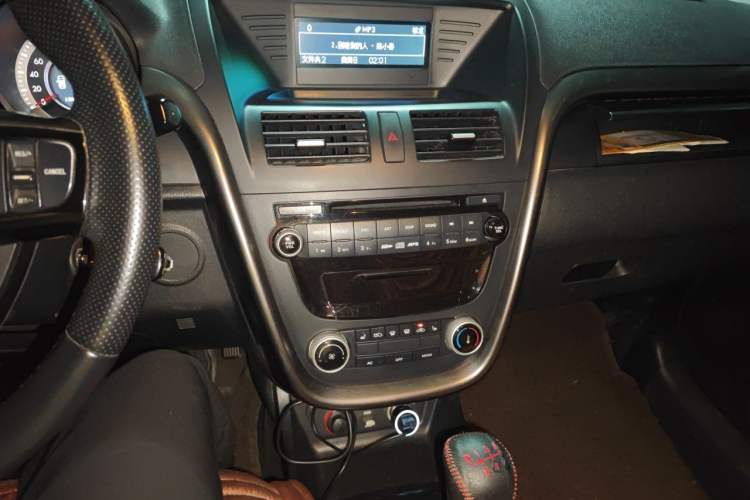 Used Bestune X80 2016 2.0L manual Comfort trim level Audio And AC Panel