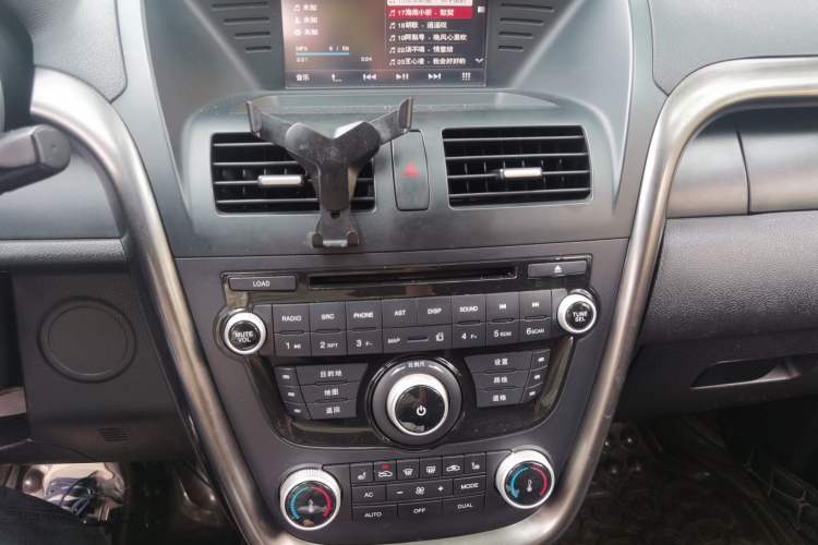 Used Bestune X80 2016 1.8T Automatic Luxury Model Audio And AC Panel