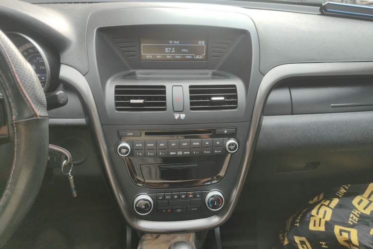 Used Bestune X80 2016 2.0L automatic Comfort trim level Audio And AC Panel