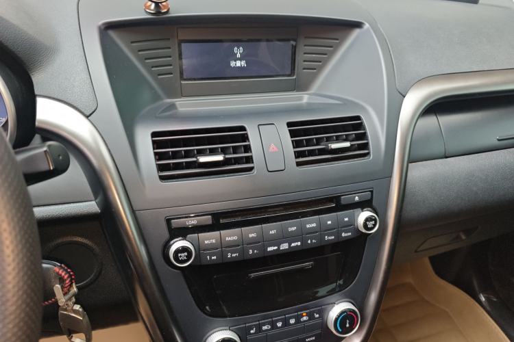 Used Bestune X80 2016 2.0L automatic Comfort trim level Audio And AC Panel