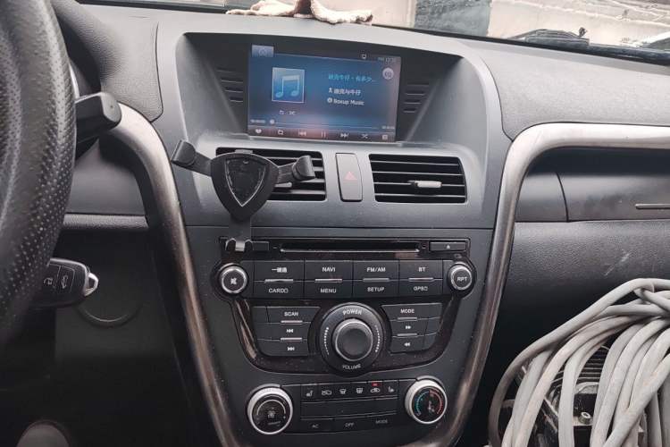 Used Bestune X80 2016 2.0L automatic Comfort trim level Audio And AC Panel