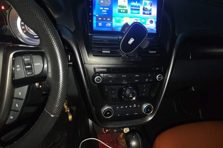 Used Bestune X80 2016 2.0L automatic Comfort trim level Audio And AC Panel