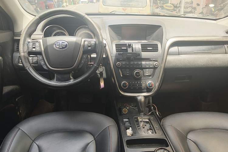 Used Bestune X80 2016 1.8T Automatic Luxury Model Center Console