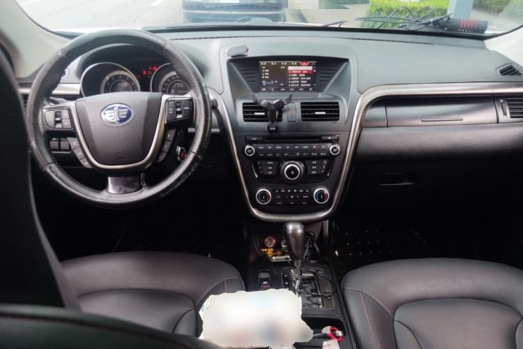 Used Bestune X80 2016 1.8T Automatic Luxury Model Center Console