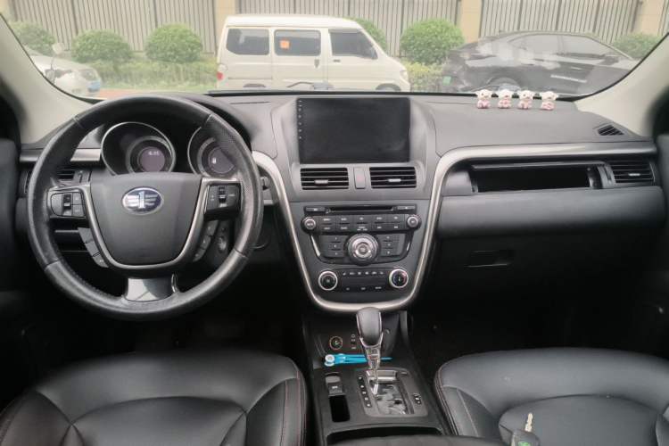 Used Bestune X80 2016 2.0L automatic Comfort trim level Center Console