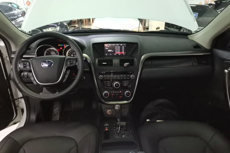 Used Bestune X80 2016 2.0L Automatic Luxury Model Center Console