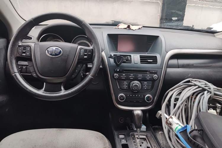 Used Bestune X80 2016 2.0L automatic Comfort trim level Center Console