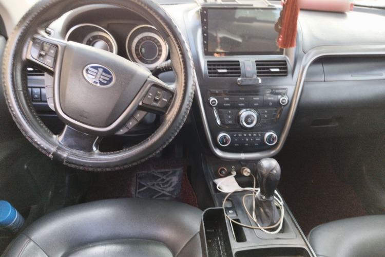Used Bestune X80 2016 2.0L Manual Luxury Edition Center Console