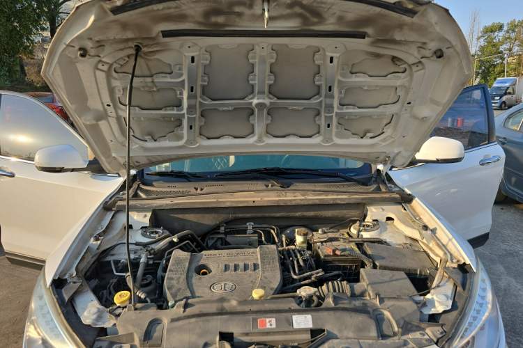 Used Bestune X80 2016 2.0L manual Comfort trim level Engine Bay
