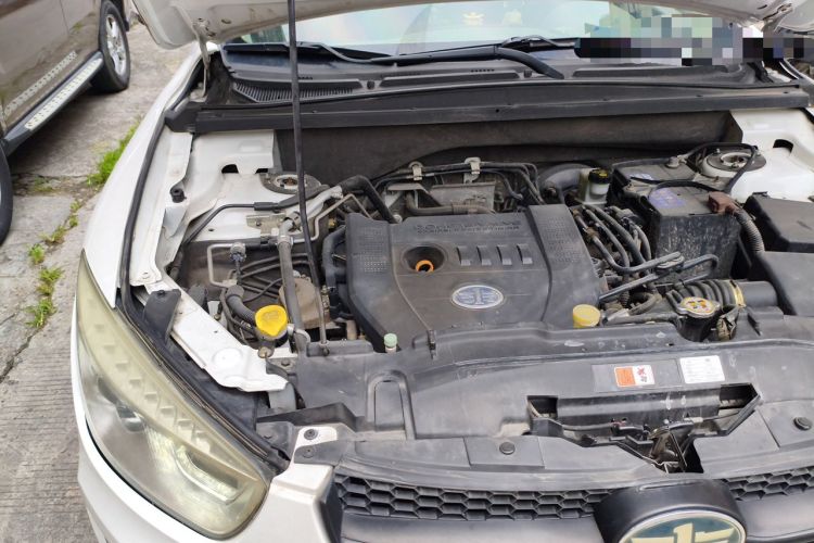 Used Bestune X80 2016 2.0L automatic Comfort trim level Engine Bay Right