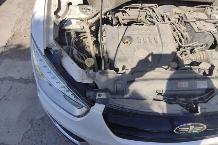 Used Bestune X80 2016 2.0L manual Comfort trim level Engine Bay Right