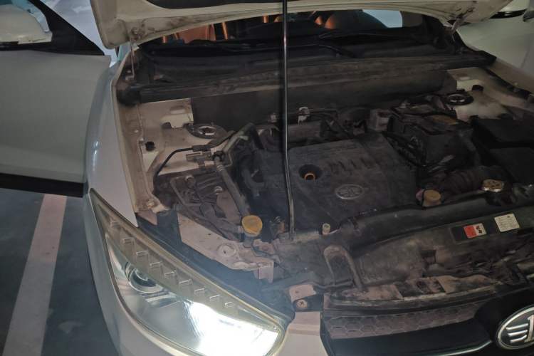 Used Bestune X80 2016 2.0L automatic Comfort trim level Engine Bay Right