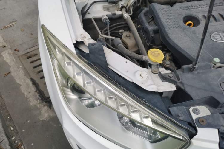 Used Bestune X80 2016 2.0L automatic Comfort trim level Engine Bay Right